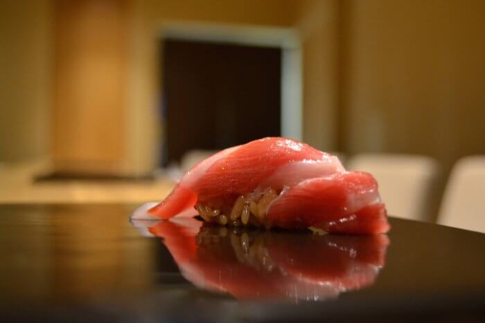 sushi de atún rojo